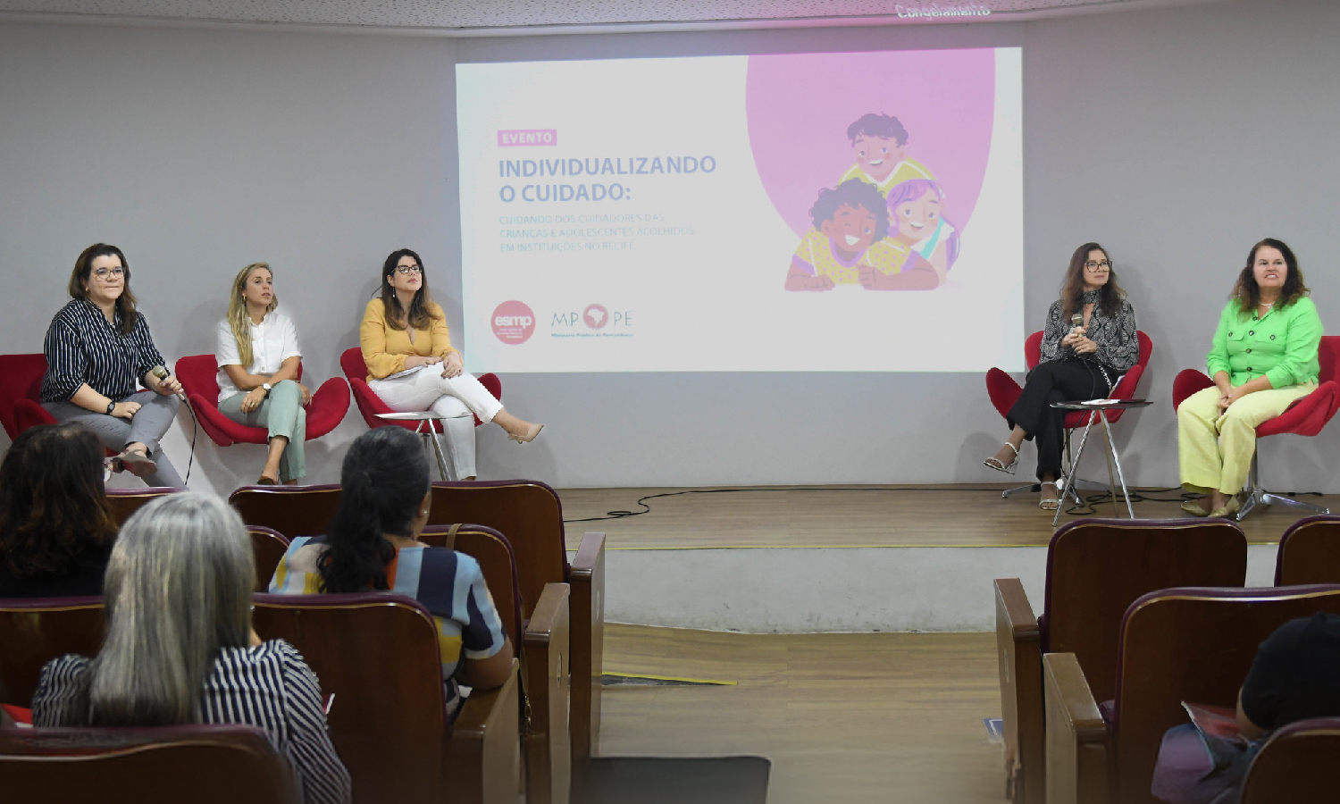 Encontro debate os desafios de cuidadores no acolhimento infantil