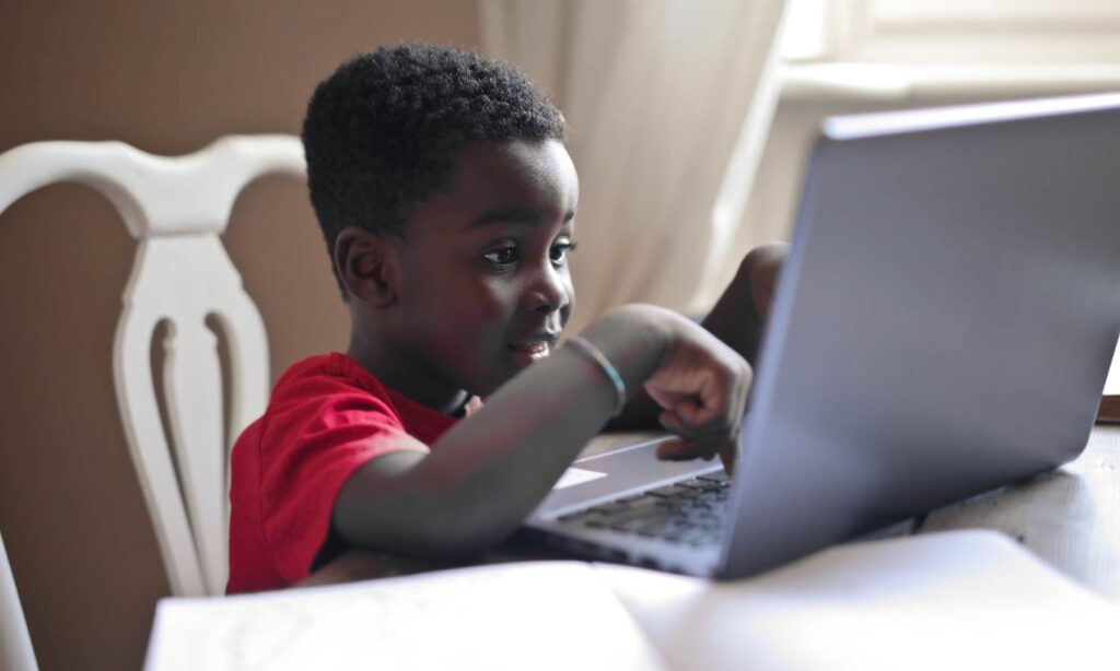 Perfis de crianças na internet passam a exigir responsável legal