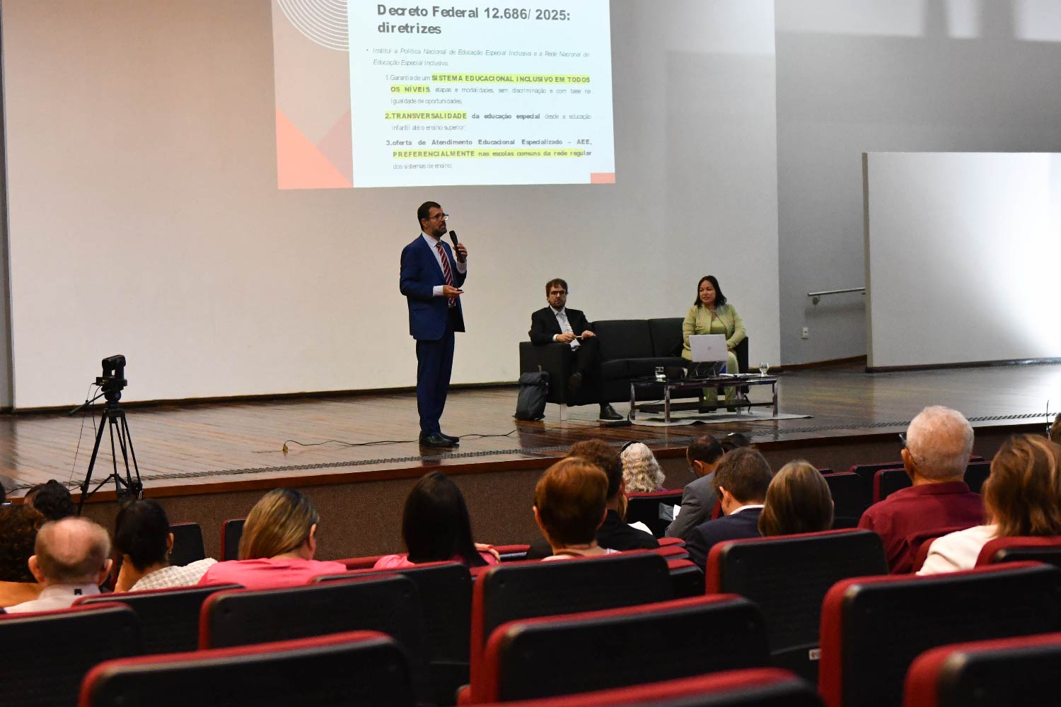 Escolas particulares discutem inclusão de alunos com deficiência